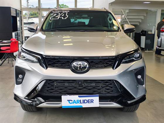 TOYOTA HILUX SW4 2.8 D-4D TURBO DIESEL SRX PLATINUM 7L 4X4 AUTOMÁTICO